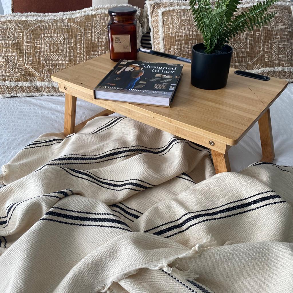 Knoted tassels throw