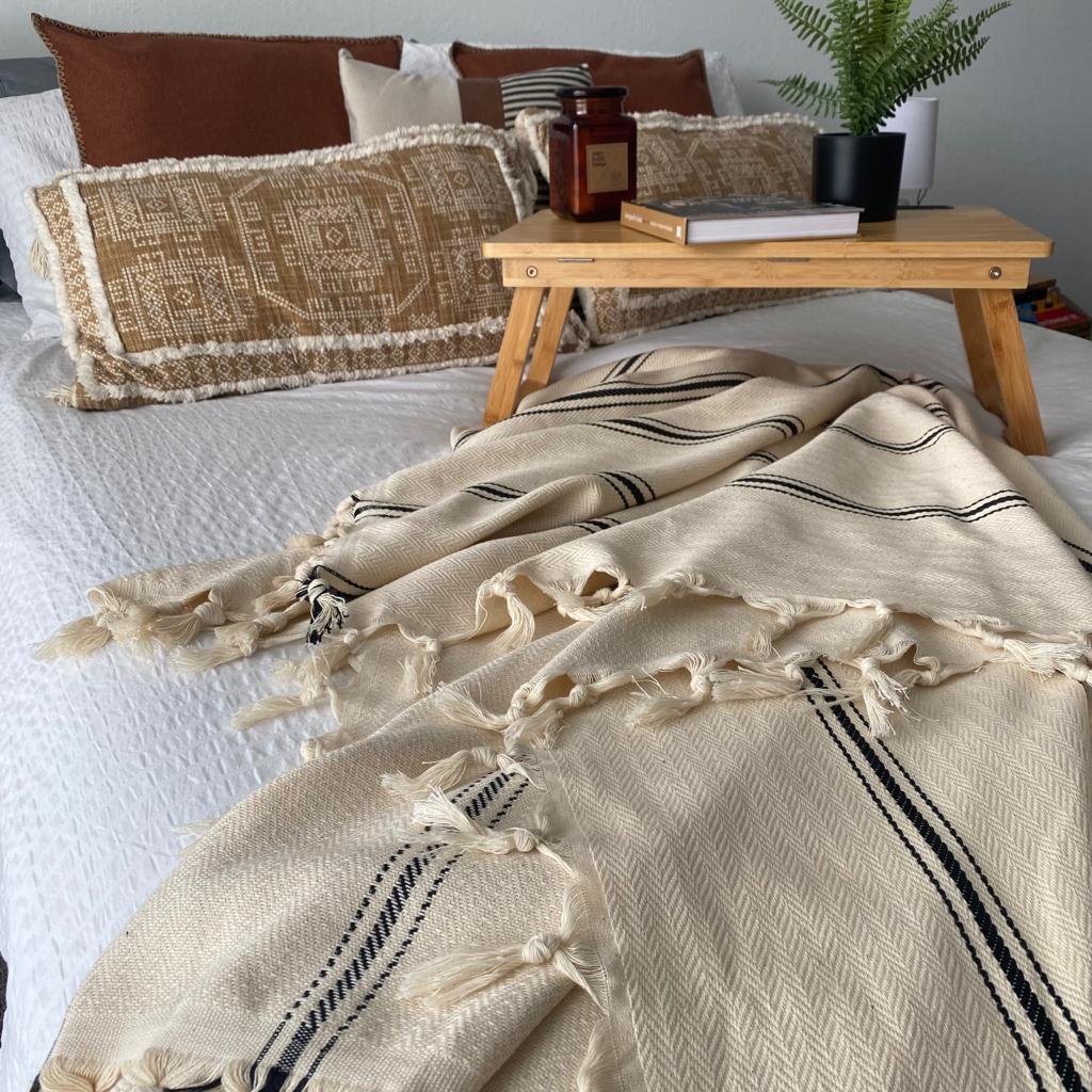 Knoted tassels throw
