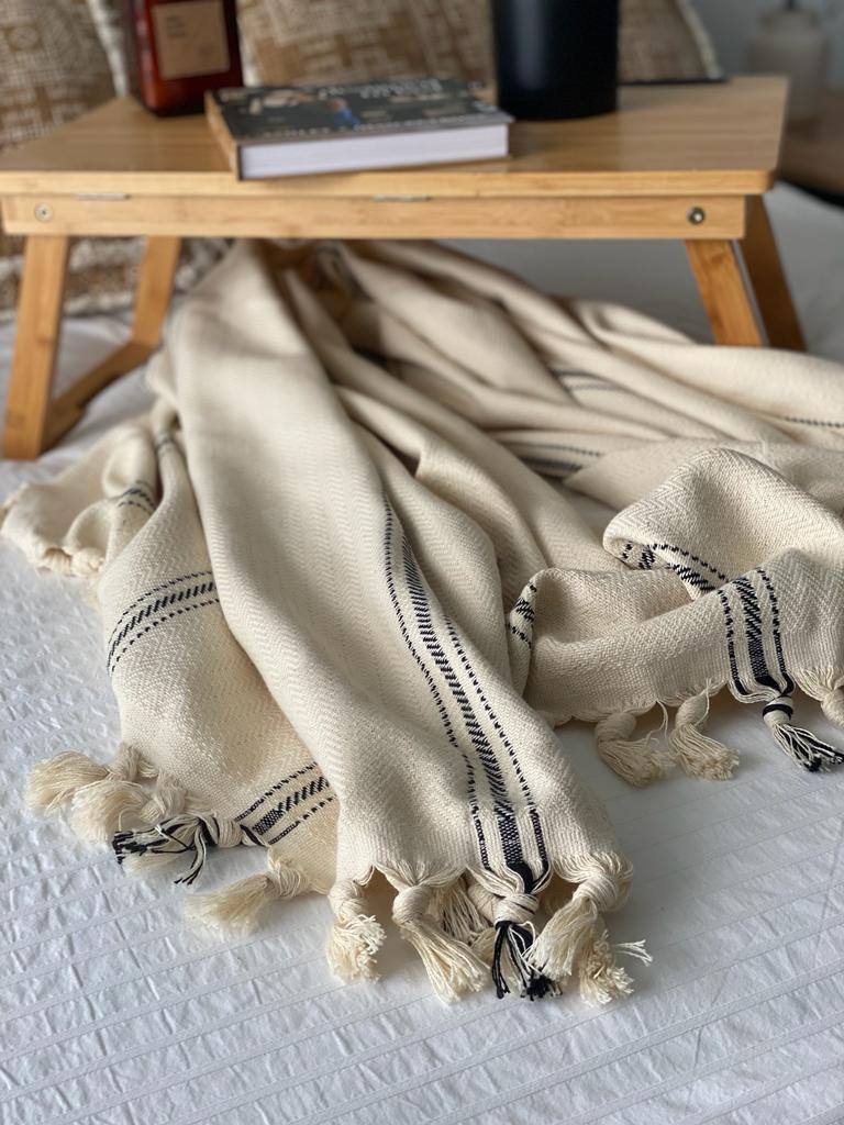 Knoted tassels throw