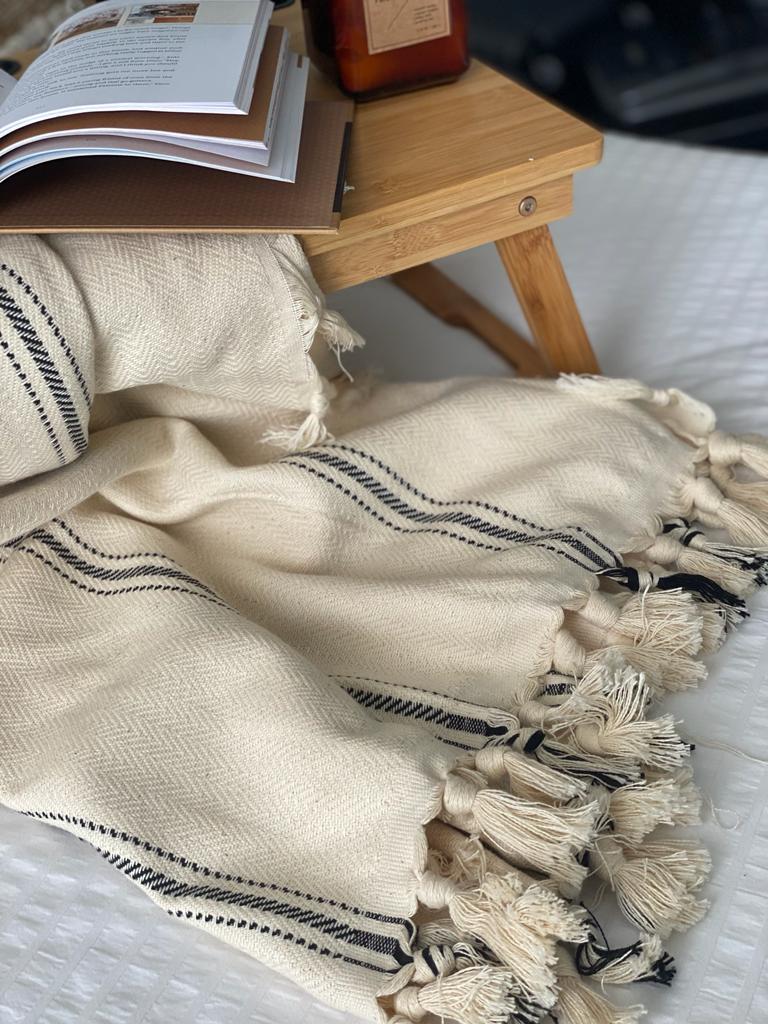 Knoted tassels throw