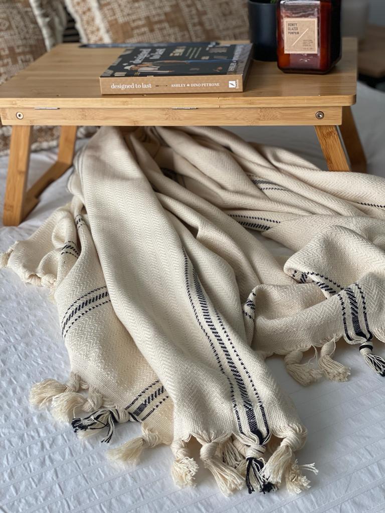 Knoted tassels throw