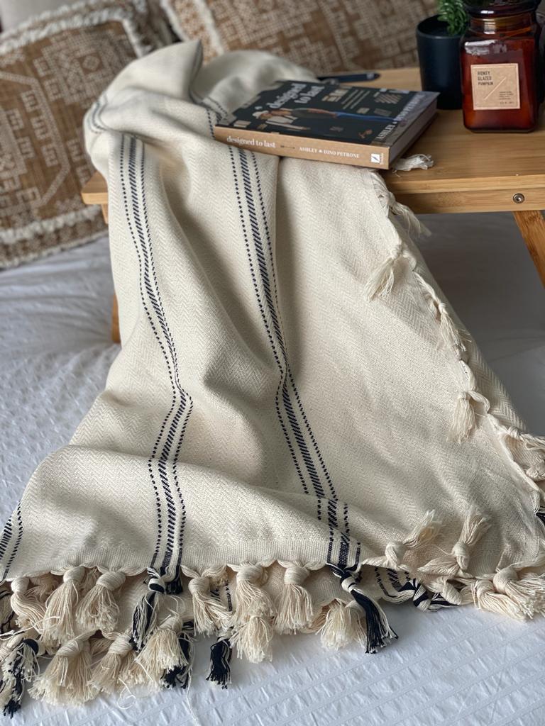Knoted tassels throw